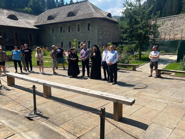 Liderul PNL, Nicolae Ciucă, se află într-o minivacanță în Bucovina, vizitând mai multe obiective turistice din județ