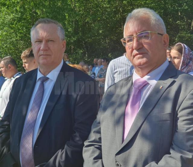 Primarul Ion Lungu și secretarul CL Suceava, Ioan Ciutac, la Schitul Mănăstioara