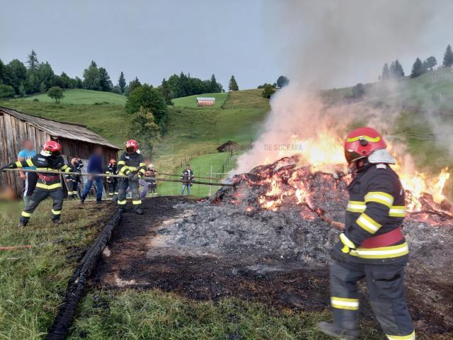 Trăsnetele au provocat două incendii după furtunile de duminică