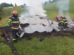 Trăsnetele au provocat două incendii după furtunile de duminică