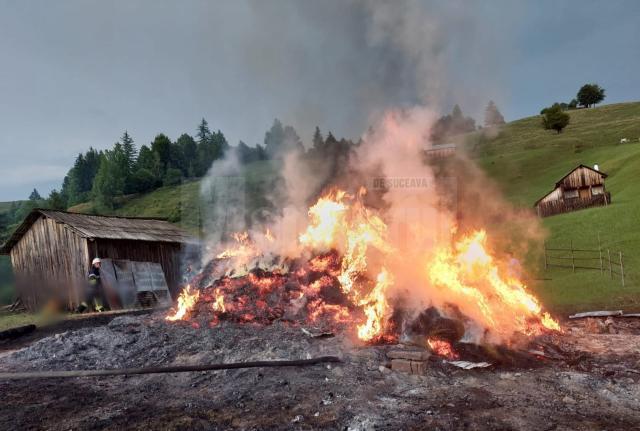 Trăsnetele au provocat două incendii după furtunile de duminică