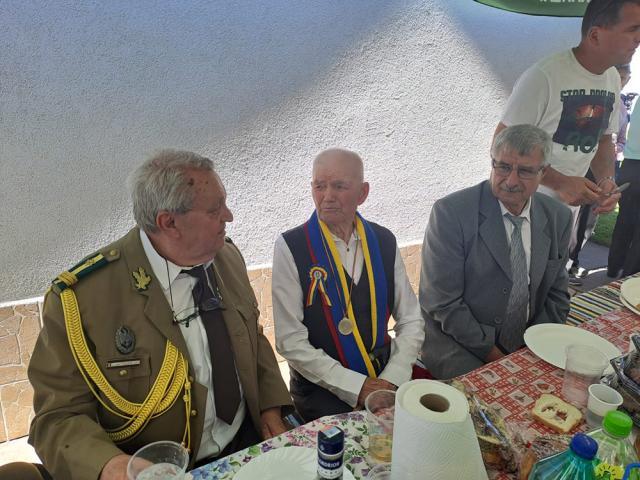 Veteranul Victor Șuleapă din Grămești, împreună cu președintele asociației Cultul Eroilor Suceava, col rtg. Neculai Niga