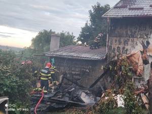 Incendiu puternic, extins de la o anexă la acoperișul unei case, pe strada Cernăuți din Suceava