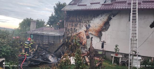 Incendiu puternic, extins de la o anexă la acoperișul unei case, pe strada Cernăuți din Suceava
