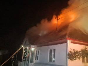 Casă distrusă de incendiu la Sasca Mică