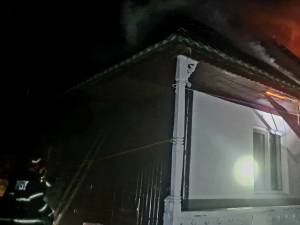Casă distrusă de incendiu la Sasca Mică