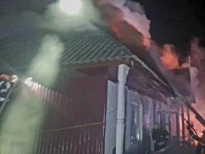 Casă distrusă de incendiu la Sasca Mică