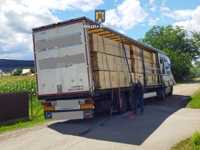 Un tir care transporta ilegal peste 55 mc de cherestea, indisponibilizat de polițiști cu tot cu marfă