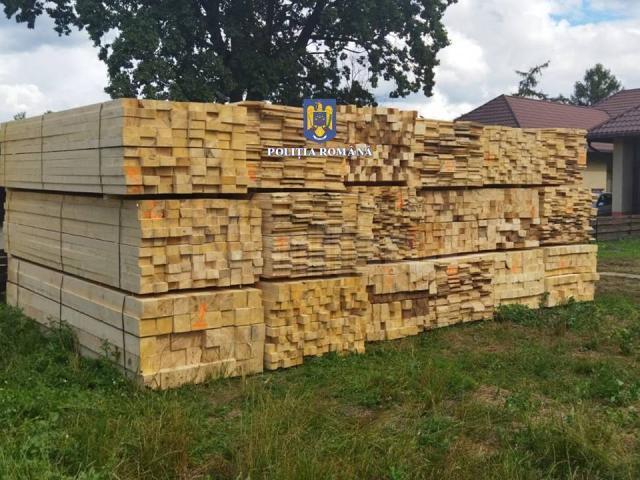 Un tir care transporta ilegal peste 55 mc de cherestea, indisponibilizat de polițiști cu tot cu marfă