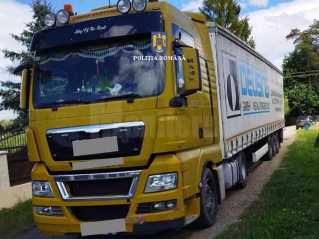 Un tir care transporta ilegal peste 55 mc de cherestea, indisponibilizat de polițiști cu tot cu marfă