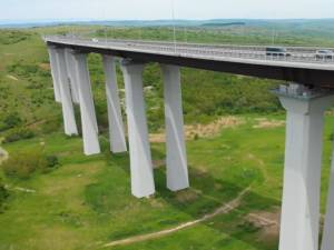 Viaductul care va fi realizat peste calea ferată, în cadrul tronsonului final al rutei ocolitoare, va avea lungimea de 1015 metri