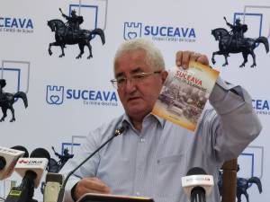 Ion Lungu a arătat pliantul ”Nu vrem Suceava oraș de 15 minute!”, prin care se induce un sentiment de panică sucevenilor, printr-o informatie falsă