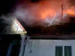 Casă distrusă de incendiu la Sasca Mică