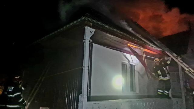 Casă distrusă de incendiu la Sasca Mică