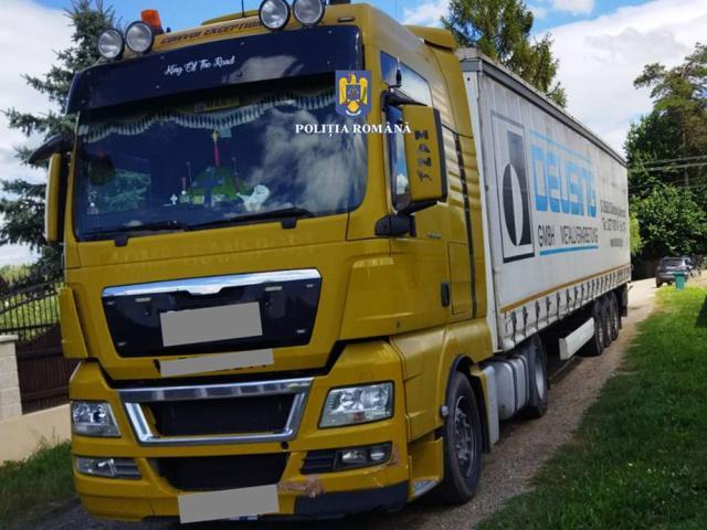 Un tir care transporta ilegal peste 55 mc de cherestea, indisponibilizat de polițiști cu tot cu marfă