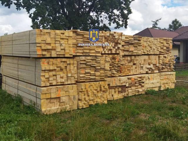 Un tir care transporta ilegal peste 55 mc de cherestea, indisponibilizat de polițiști cu tot cu marfă