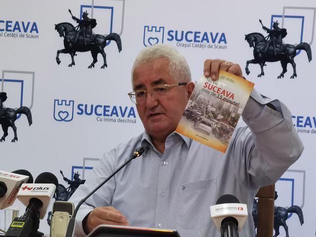 Ion Lungu a arătat pliantul ”Nu vrem Suceava oraș de 15 minute!”, prin care se induce un sentiment de panică sucevenilor, printr-o informație falsă