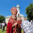 Episcopul armean Datev Agopian binecuvântând credincioși la Hagigadar