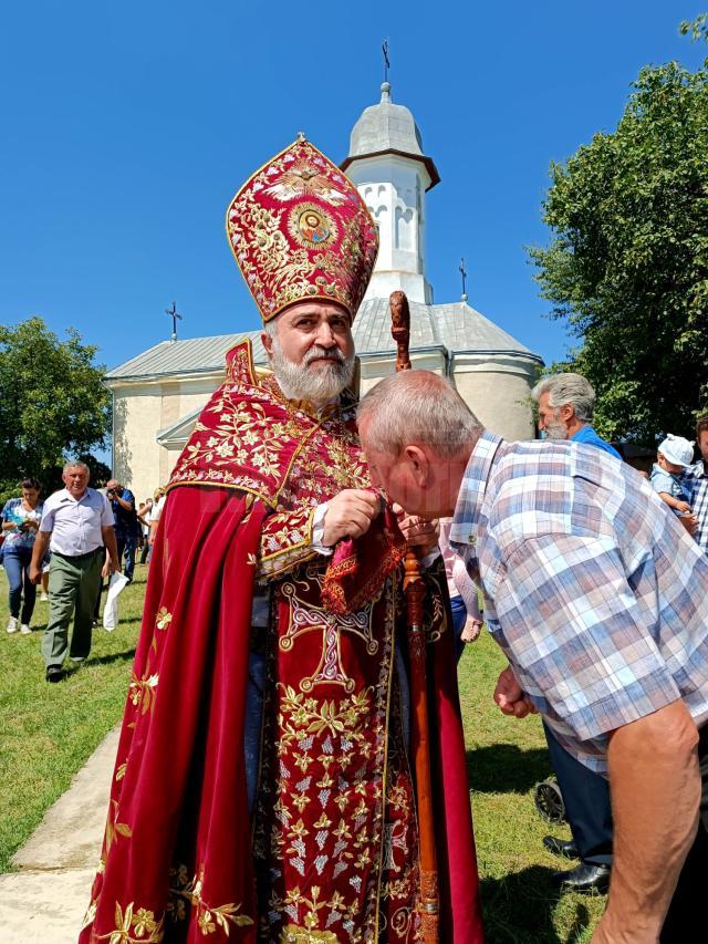 Episcopul armean Datev Agopian binecuvântând credincioși la Hagigadar