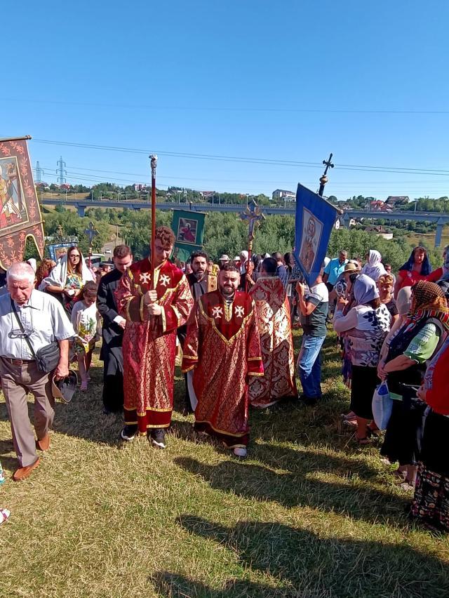 Procesiunea de urcare a colinei la Mănăstirea Hagigadar, pentru marea sărbătoare a Adormirii Maicii Domnului