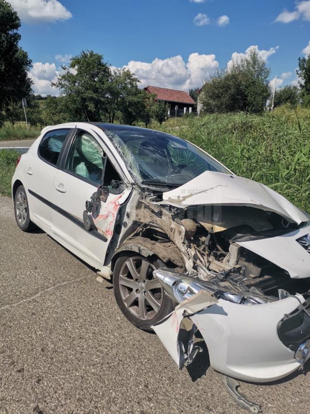 O familie cu trei copii a scăpat în ultima secundă din mașina lovită de tren