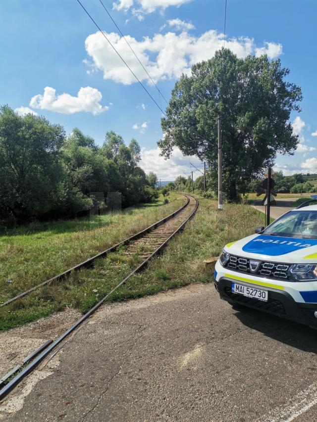 O familie cu trei copii a scăpat în ultima secundă din mașina lovită de tren