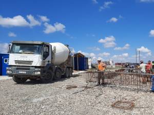 Placa de beton armat a fundației Sălii Polivalente Suceava a fost turnată