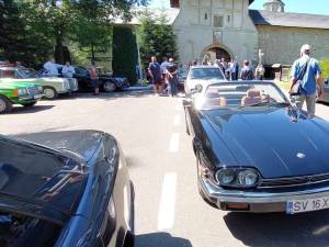Zeci de mașini retro au ajuns în fața Mănăstirii Putna