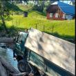 Un camion a ajuns în râul Moldova după ce podul de lemn pe care-l traversa s-a rupt