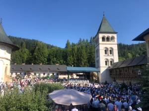 Mii de credincioși în costume populare au participat la hramul Mănăstirii Putna