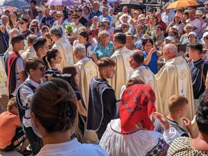 Aproximativ 100 de preoţi din ţară şi din străinătate și mii de pelerini, prezenți la sărbătoarea Adormirea Maicii Domnului de la Cacica