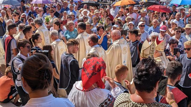 Aproximativ 100 de preoţi din ţară şi din străinătate și mii de pelerini, prezenți la sărbătoarea Adormirea Maicii Domnului de la Cacica