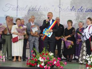 Primarul din Adâncata, Viorel Cucu, a premiat zece cupluri de aur și cinci elevi cu rezultate deosebite