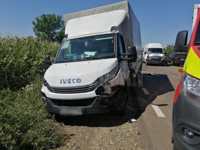 Două autoutilitare Iveco și Opel au intrat în coliziune cu un al treilea autoturism, marca Audi