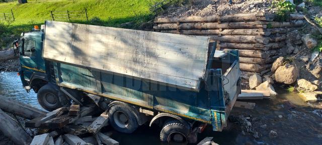 Un camion a ajuns în râul Moldova după ce podul de lemn pe care-l traversa s-a rupt