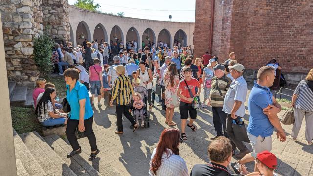 Mii de pelerini au fost prezenți anul acesta la Sanctuarul naţional marian de la Cacica