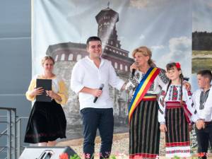 Primarul comunei Baia, Maria Tomescu, și deputatul Gheorghe Șoldan au premiat 86 de elevi din această comună cu rezultate foarte bune la învățătură 1