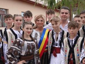 Primarul comunei Baia, Maria Tomescu, și deputatul Gheorghe Șoldan au premiat 86 de elevi din această comună cu rezultate foarte bune la învățătură 1