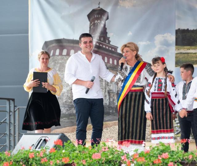 Primarul comunei Baia, Maria Tomescu, și deputatul Gheorghe Șoldan au premiat 86 de elevi din această comună cu rezultate foarte bune la învățătură