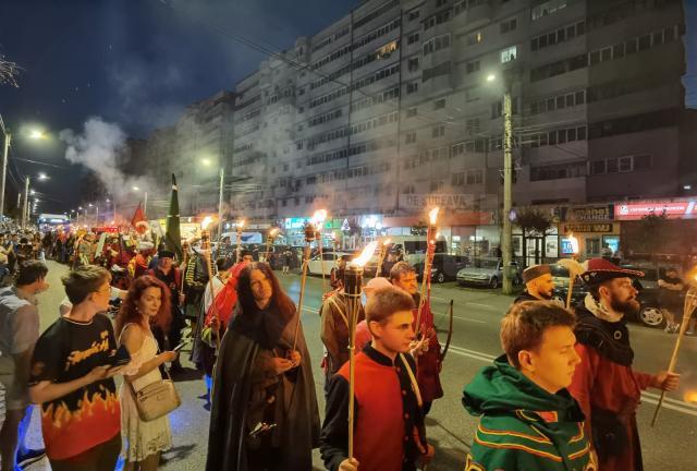 Cea mai mare paradă medievală din țară, de la Suceava, urmărită în stradă de zeci de mii de oameni