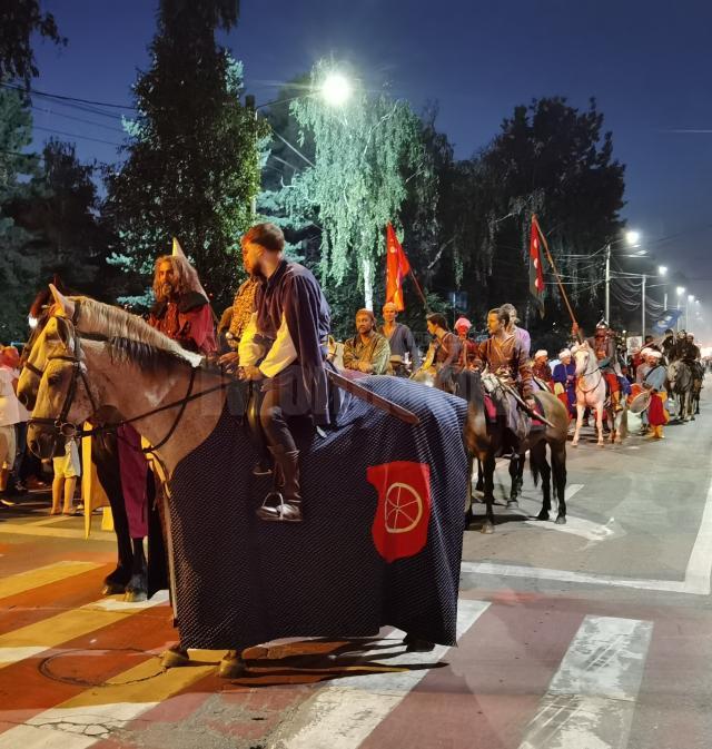 Cea mai mare paradă medievală din țară, de la Suceava, urmărită în stradă de zeci de mii de oameni