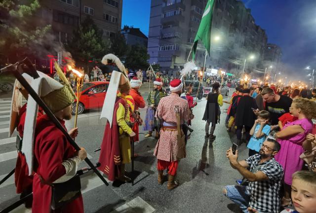 Cea mai mare paradă medievală din țară, de la Suceava, urmărită în stradă de zeci de mii de oameni