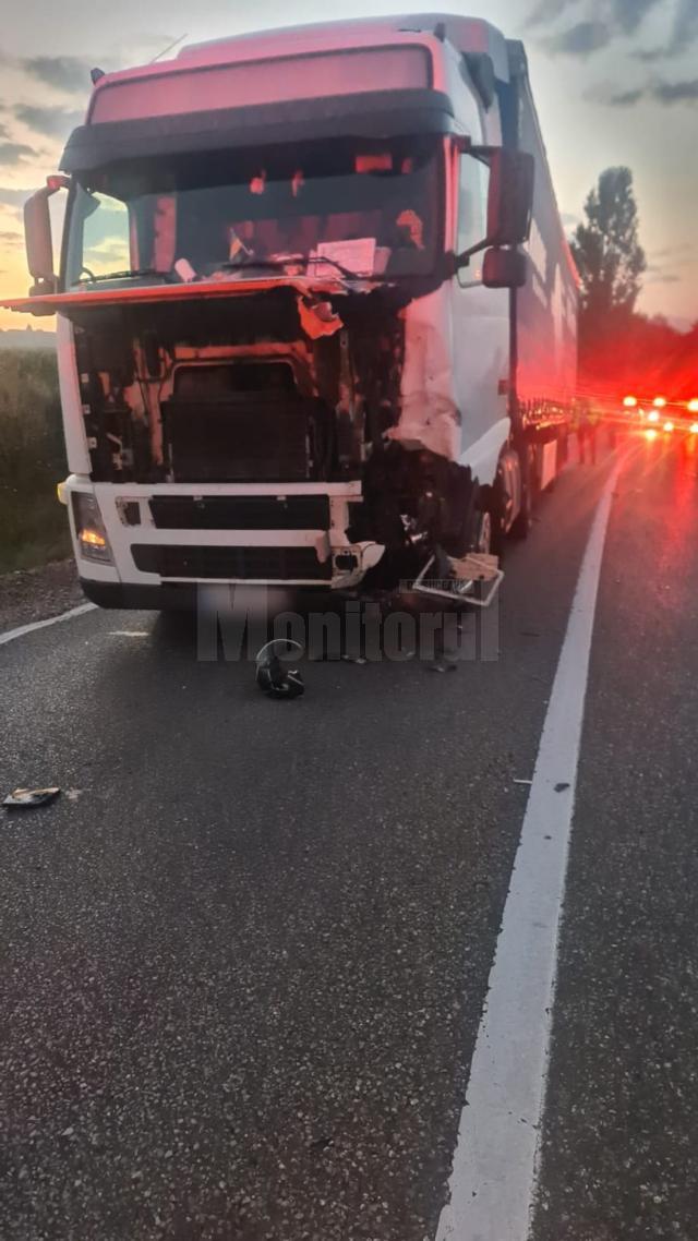 Doi bărbați care circulau pe o motocicletă au murit loviți de un tir