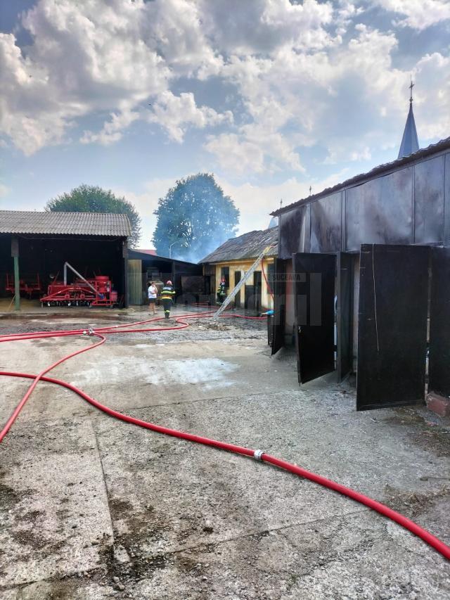 Incendiu puternic în Ițcani, zona de ieșire din Suceava spre Siret