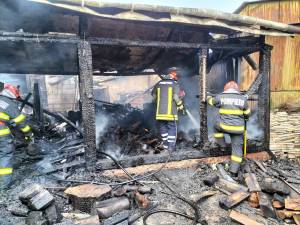 Incendiu puternic în Ițcani, zona de ieșire din Suceava spre Siret