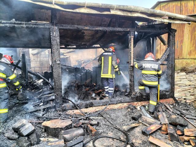 Incendiu puternic în Ițcani, zona de ieșire din Suceava spre Siret