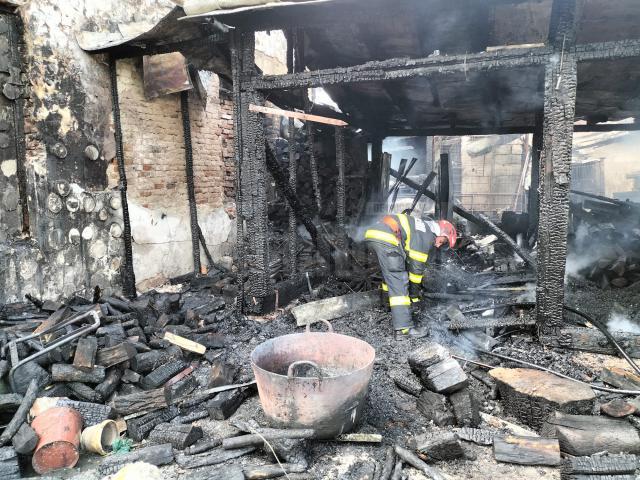 Incendiu puternic în Ițcani, zona de ieșire din Suceava spre Siret