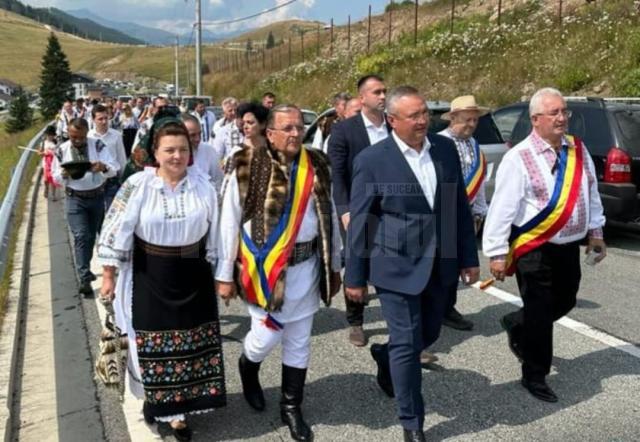 Ion Lungu, prezent la a 51-a ediție a evenimentului „Hora de la Prislop”, alături de președintele Senatului și al PNL, Nicolae Ciucă și de președintele CJ, Gheorghe Flutur 2