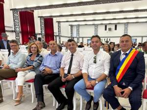 Mirela Adomnicăi l-a felicitat pe primarul Dănuț Candrea pentru transformarea comunei Dorna Candrenilor într-o localitate etalon a județului