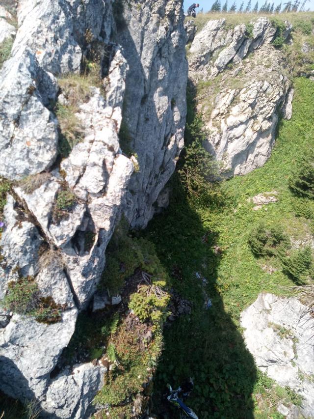 Stânca de pe care tânărul a căzut cu motocicleta FOTO: Serviciul Salvamont Suceava